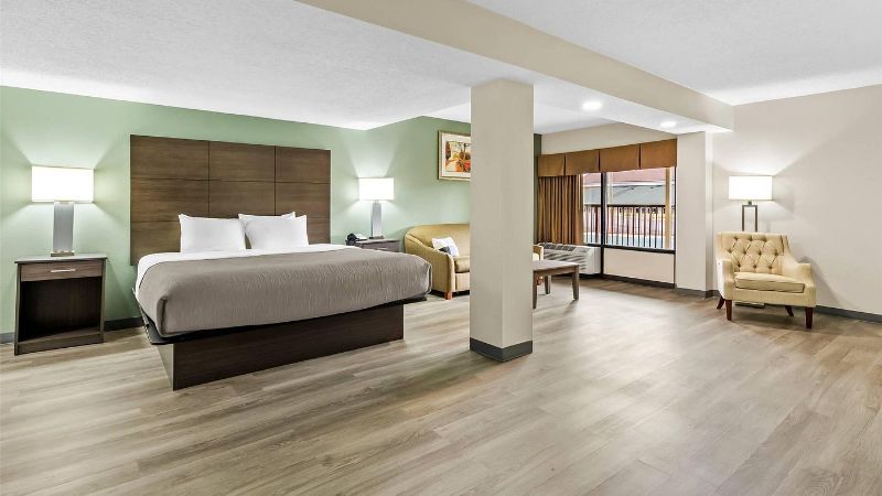Quality Inn Hillsville, room with private jacuzzi, photo 3