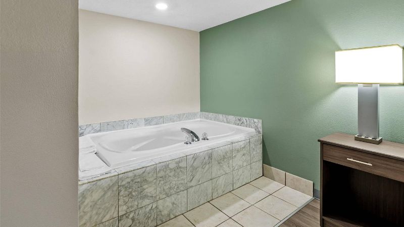 Quality Inn Hillsville, room with private jacuzzi, photo 5