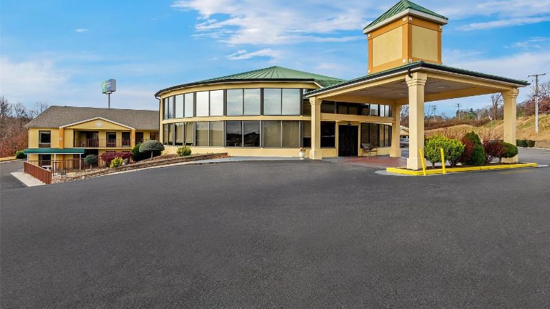 Quality Inn Hillsville, room with private jacuzzi, photo 6