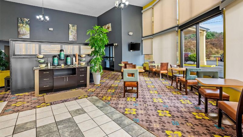 Quality Inn Hillsville, room with private jacuzzi, photo 7
