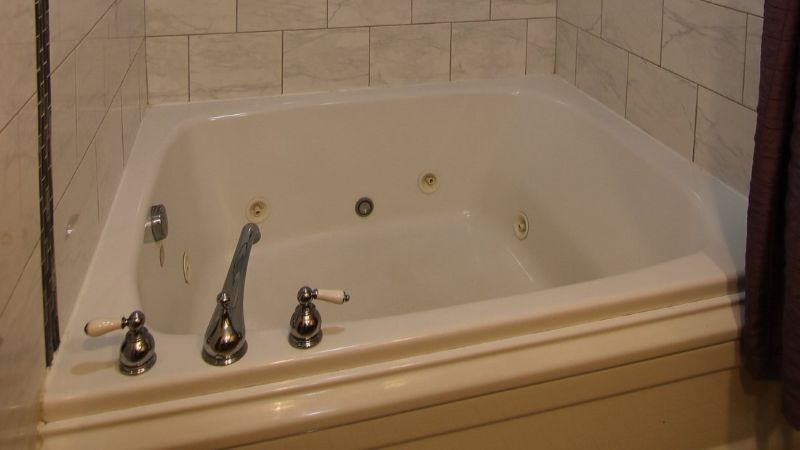 7 Gables Inn & Suites, room with private jacuzzi, photo 1