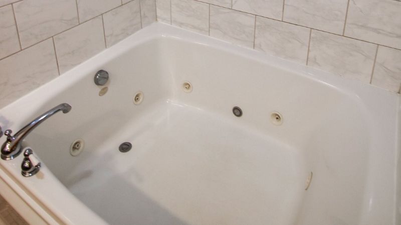 7 Gables Inn & Suites, room with private jacuzzi, photo 2