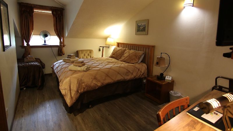7 Gables Inn & Suites, room with private jacuzzi, photo 3