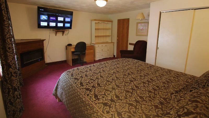 7 Gables Inn & Suites, room with private jacuzzi, photo 4