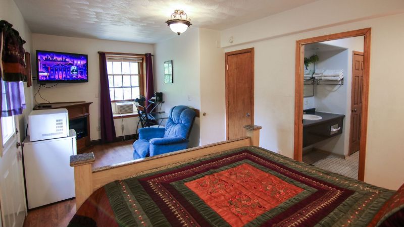 7 Gables Inn & Suites, room with private jacuzzi, photo 5