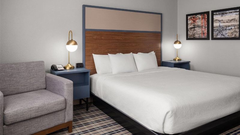 AmericInn by Wyndham Grand Forks, room with private jacuzzi, photo 2