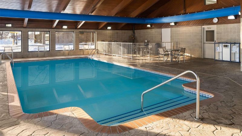 AmericInn by Wyndham Grand Forks, room with private jacuzzi, photo 6