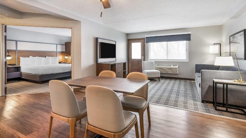 AmericInn by Wyndham Valley City, room with private jacuzzi, photo 6