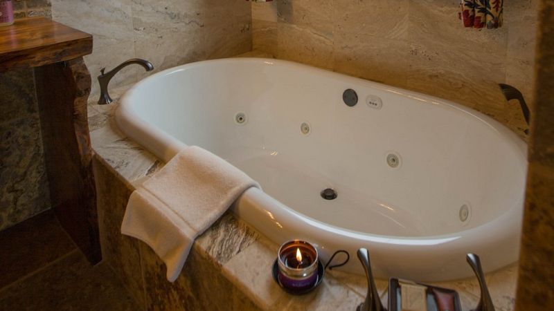 Baycrest Lodge in Homer, Alaska, room with private jacuzzi, photo 1
