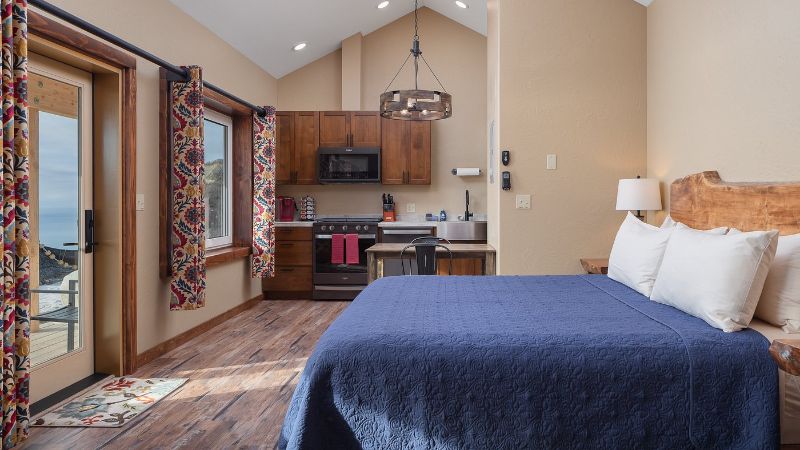 Baycrest Lodge in Homer, Alaska, room with private jacuzzi, photo 5