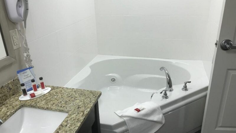 Baymont by Wyndham Clarksville, room with private jacuzzi, photo 1