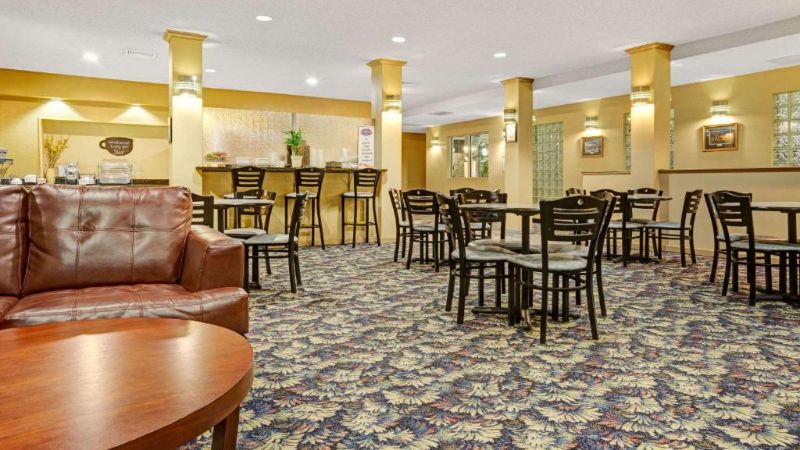Baymont by Wyndham Wahpeton, room with private jacuzzi, photo 6