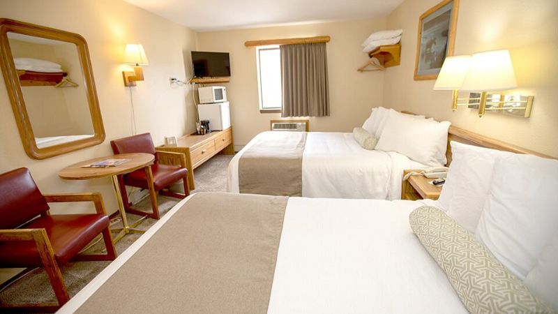 Beartooth Hideaway Inn & Cabins, room with private jacuzzi, photo 2