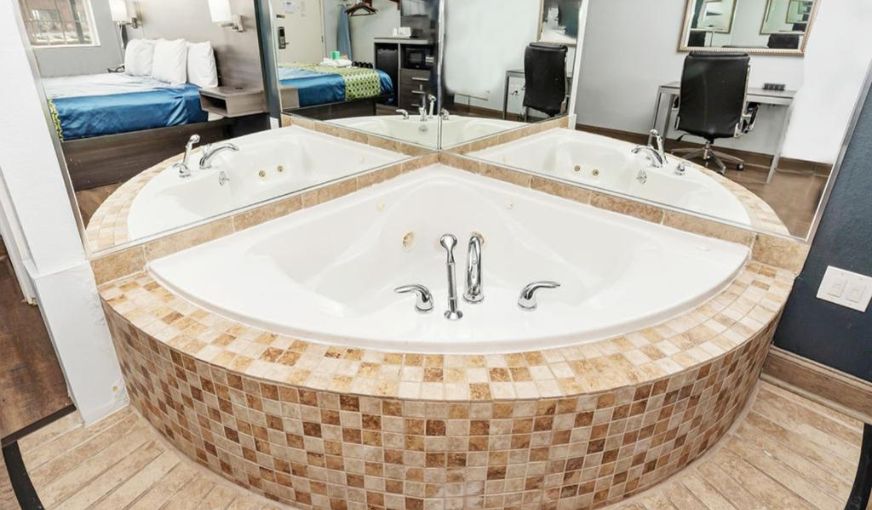 SureStay by Best Western Grove City, room with private jacuzzi, photo 2