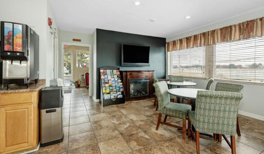 SureStay by Best Western Grove City, room with private jacuzzi, photo 7