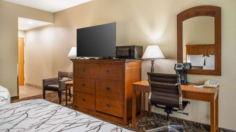 Best Western Lodge At River’s Edge
