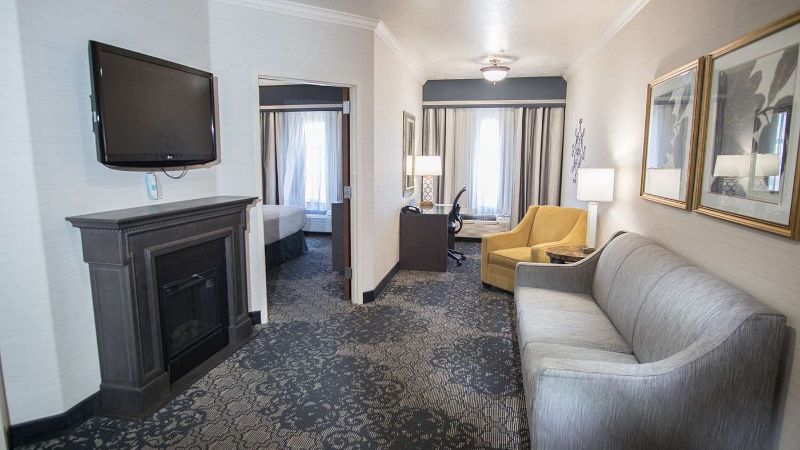 Best Western Plus Abbey Inn, room with private jacuzzi, photo 3