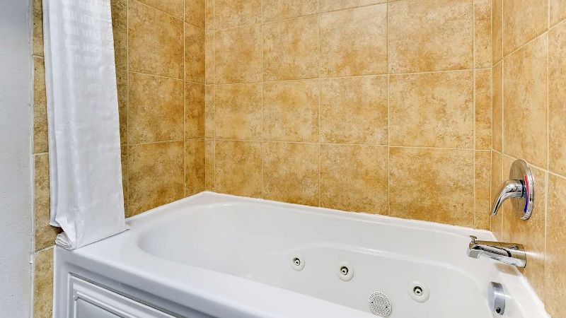 Best Western Plus University Inn Suites1 - jacuzzi hotel room