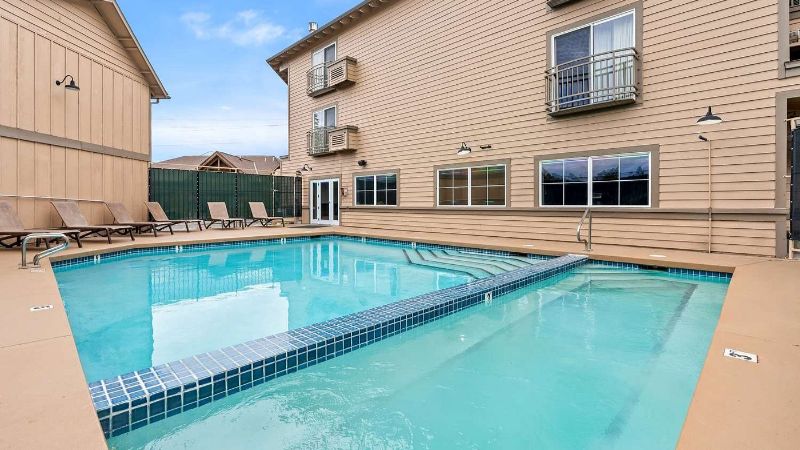 Best Western Rocky Mountain Lodge, room with private jacuzzi, photo 6