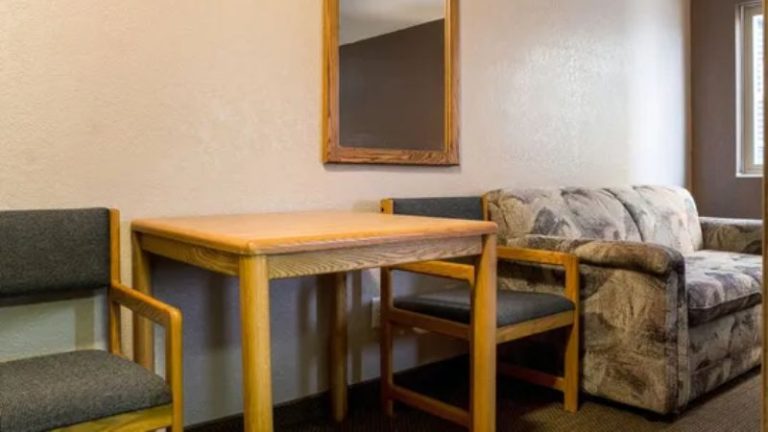 Bison Inn & Suites on University
