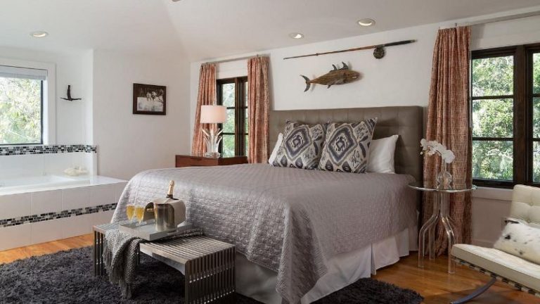 Black Dolphin Inn