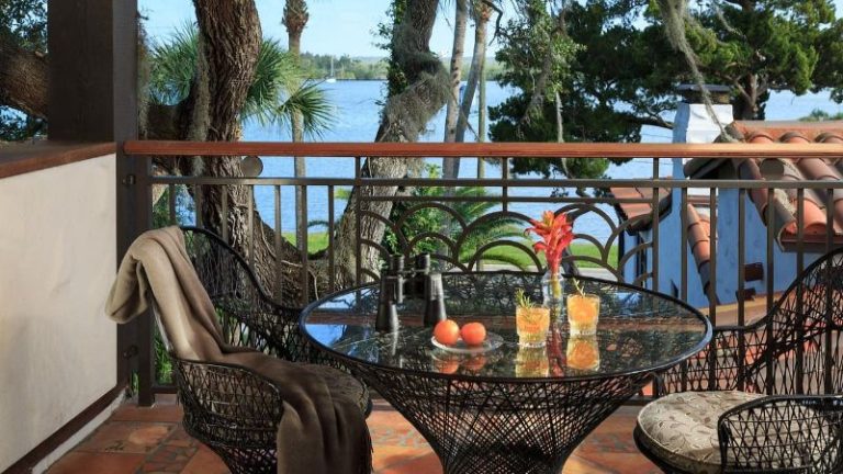 Black Dolphin Inn