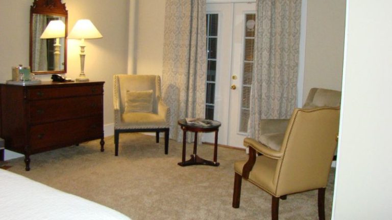 Carriage House Inn