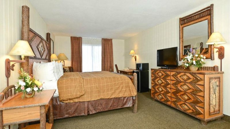 ClubHouse Inn West Yellowstone, room with private jacuzzi, photo 3