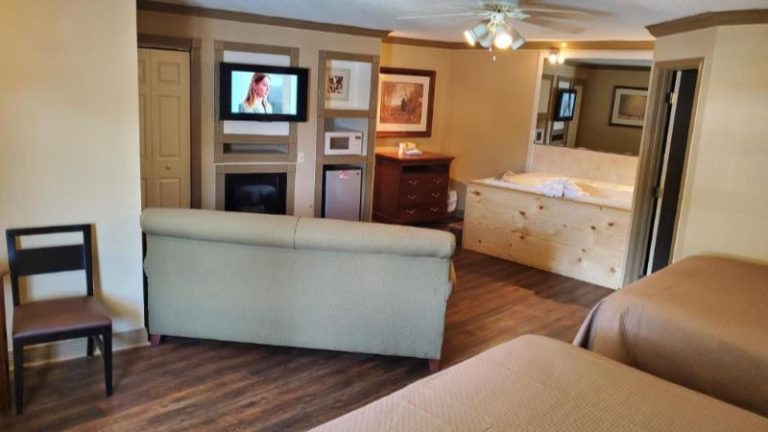 Colonial House Motel