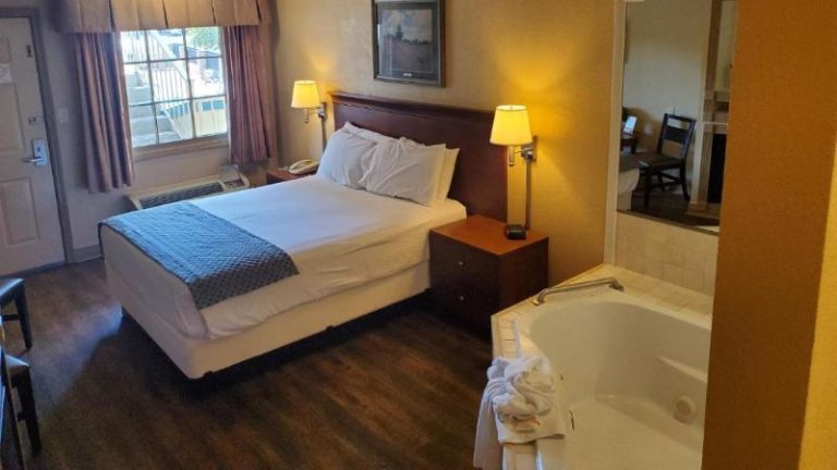 Colonial House Motel