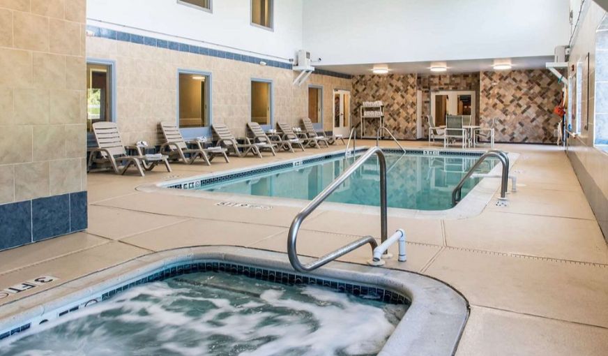 Comfort Inn Lancaster County, room with private jacuzzi, photo 6