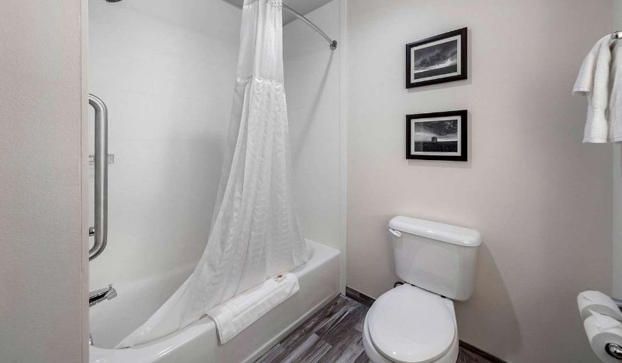Comfort Inn & Suites Oklahoma City Downtown South I-35, room with private jacuzzi, photo 3