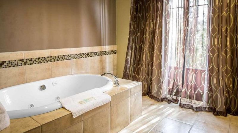 Comfort Suites New Bern, room with private jacuzzi, photo 1
