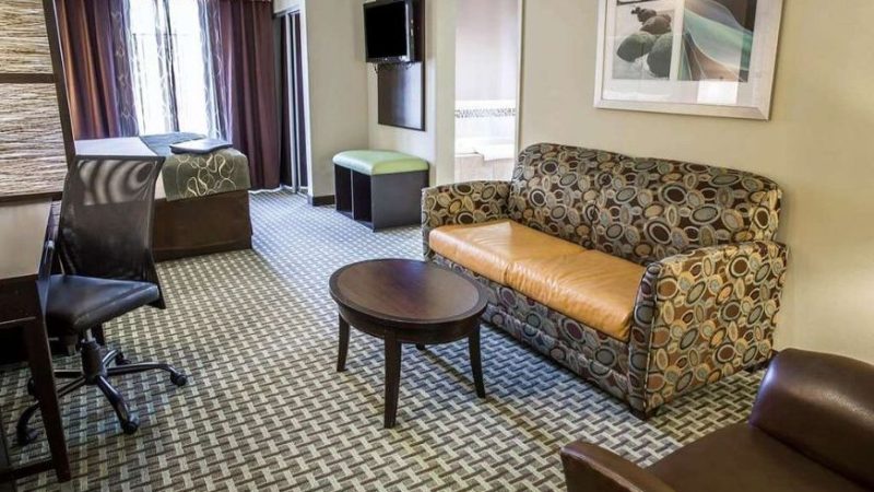 Comfort Suites New Bern, room with private jacuzzi, photo 2