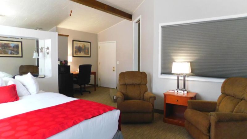 Copper Queen Hotel & Casino, room with private jacuzzi, photo 3
