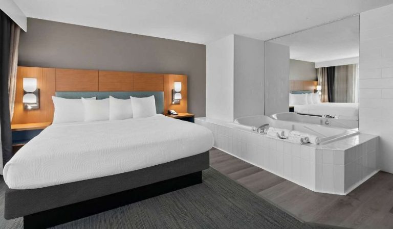 Country Inn & Suites by Radisson, Coon Rapids, MN