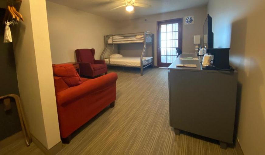 Country Inn & Suites by Radisson, Elk River, MN, room with private jacuzzi, photo 3