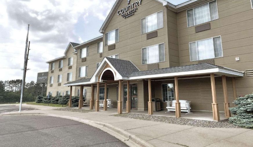 Country Inn & Suites by Radisson, Elk River, MN, room with private jacuzzi, photo 4