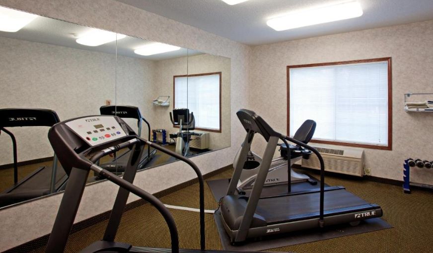 Country Inn & Suites by Radisson, Elk River, MN, room with private jacuzzi, photo 6