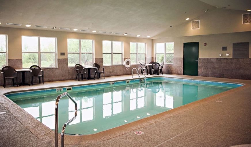 Country Inn & Suites by Radisson, Frackville (Pottsville), PA, room with private jacuzzi, photo 6