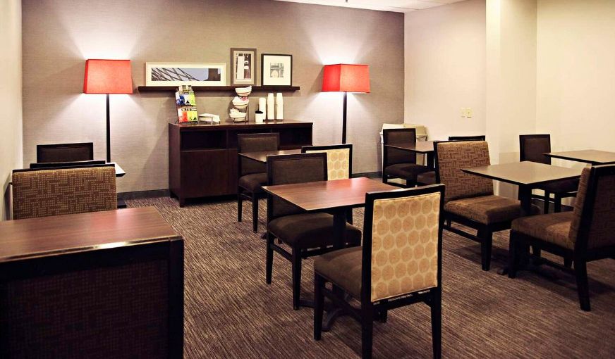 Country Inn & Suites by Radisson, Frackville (Pottsville), PA, room with private jacuzzi, photo 8