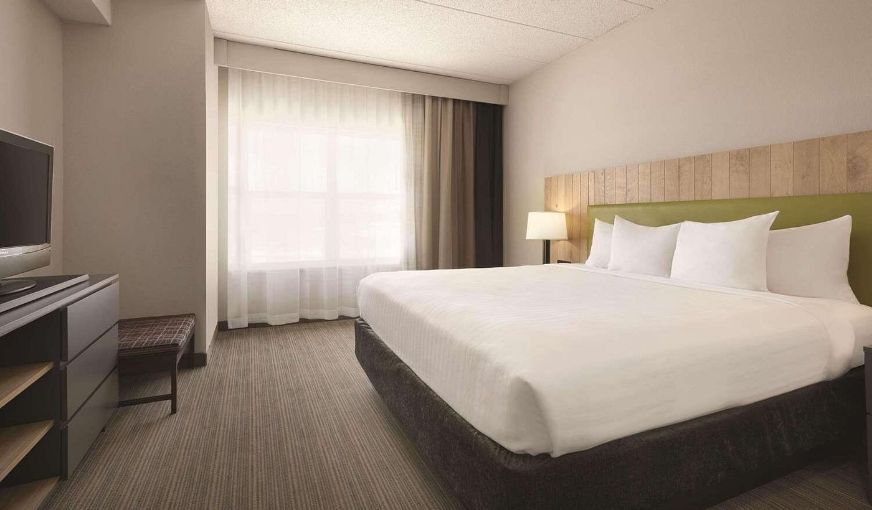 Country Inn & Suites by Radisson, Shoreview, MN, room with private jacuzzi, photo 2