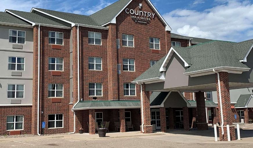 Country Inn & Suites by Radisson, Shoreview, MN, room with private jacuzzi, photo 5