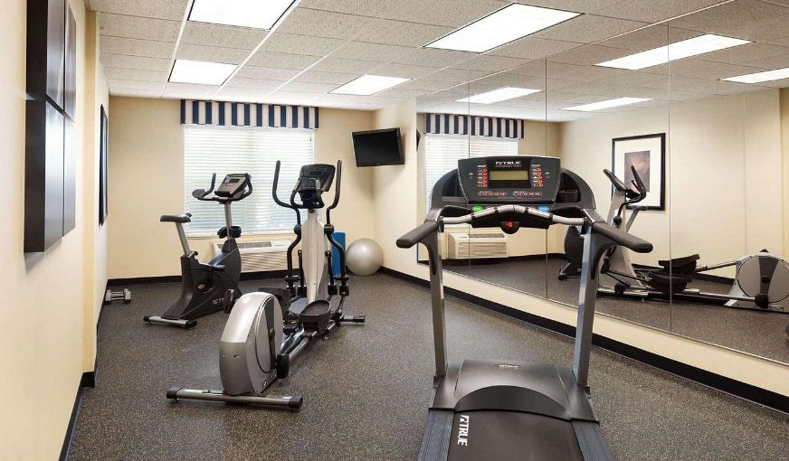Country Inn & Suites by Radisson, Shoreview, MN, room with private jacuzzi, photo 7
