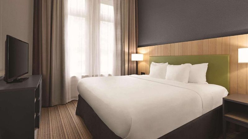 Country Inn & Suites by Radisson, St. Charles, MO, room with private jacuzzi, photo 2