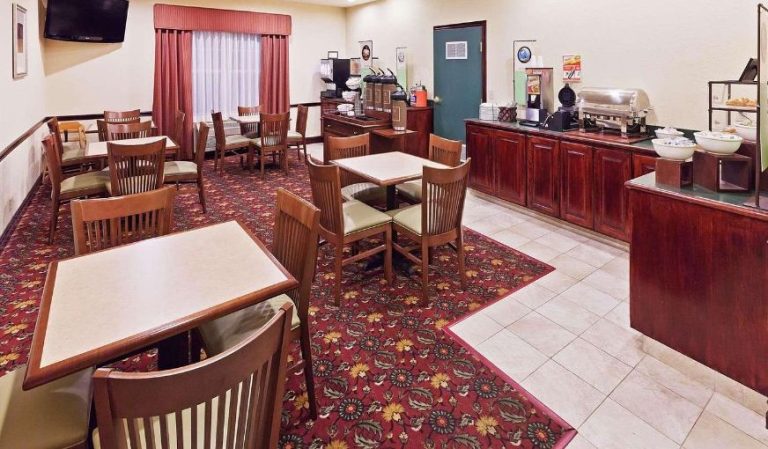 Country Inn & Suites by Radisson, Tulsa, OK