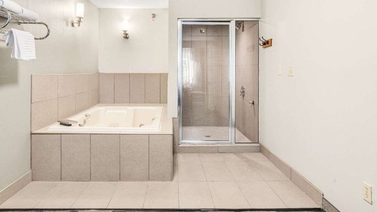 Country Inn & Suites by Radisson, Brookings, SD