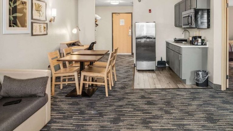 Country Inn & Suites by Radisson, Brookings, SD