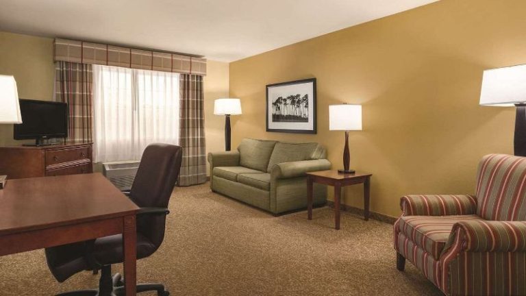 Country Inn & Suites by Radisson, Dakota Dunes, SD