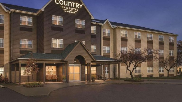Country Inn & Suites by Radisson, Dakota Dunes, SD